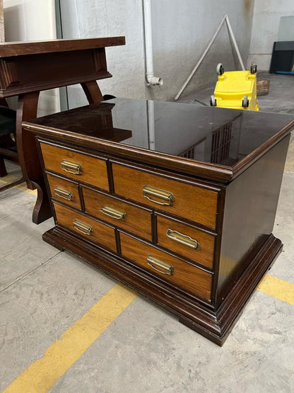 Mesa de cabeceira de madeira com tampo de vidro e gavetas