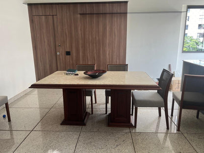Mesa de madeira com tampo de mármore