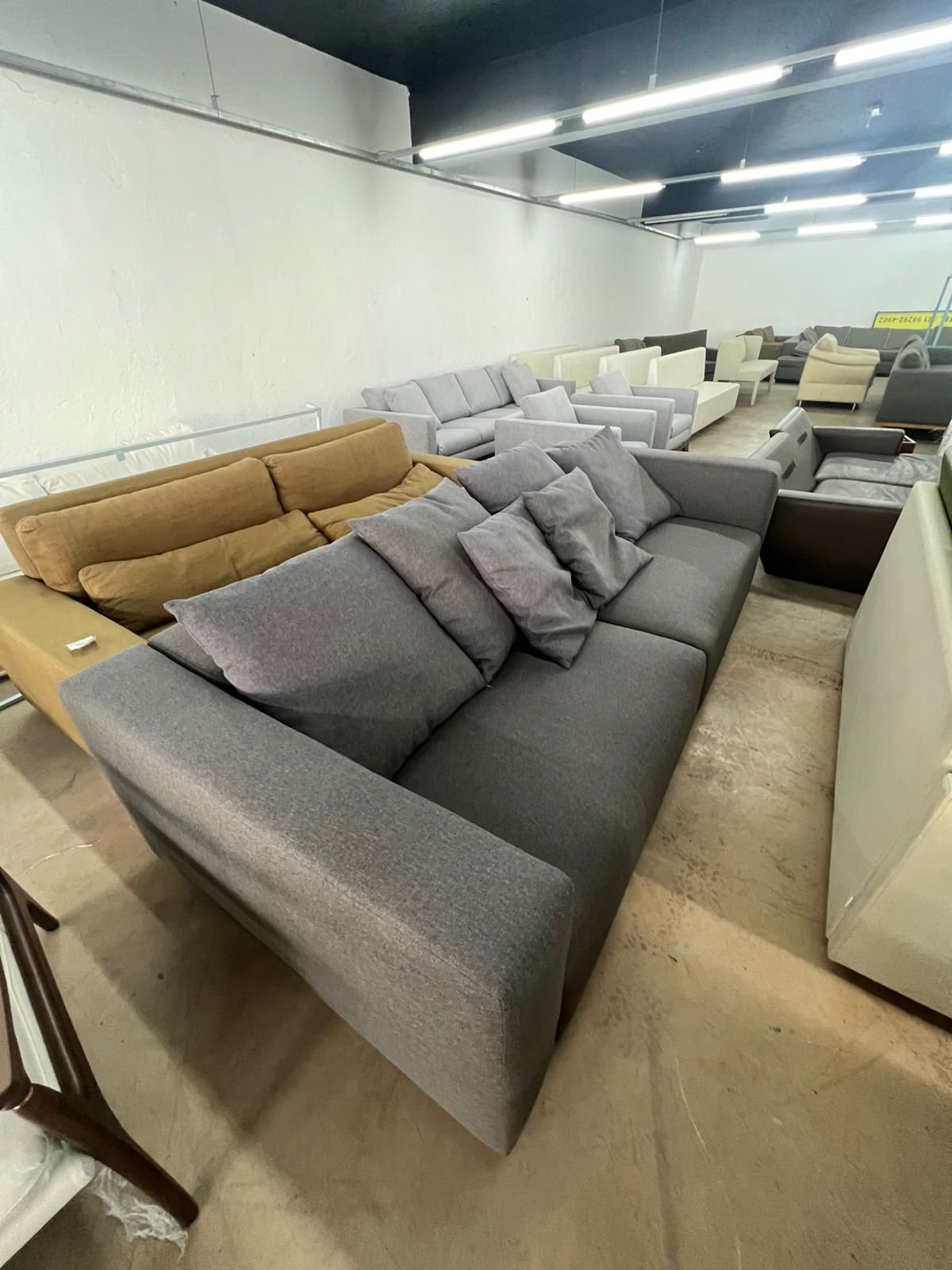 Sofá em linho retratil modular cor cinza com 6 almofadas Líder (38%)