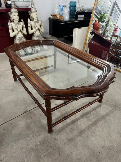 Mesa de centro de madeira com tampo de vidro