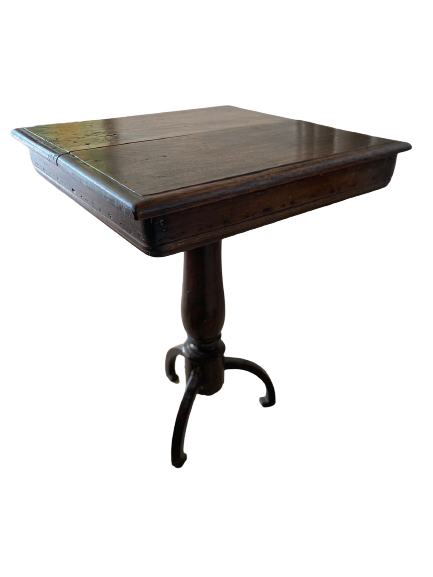 Mesa de canto em Madeira