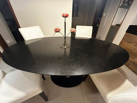 Mesa oval Saarinen de tampo de Granito São Gabriel, Líder
