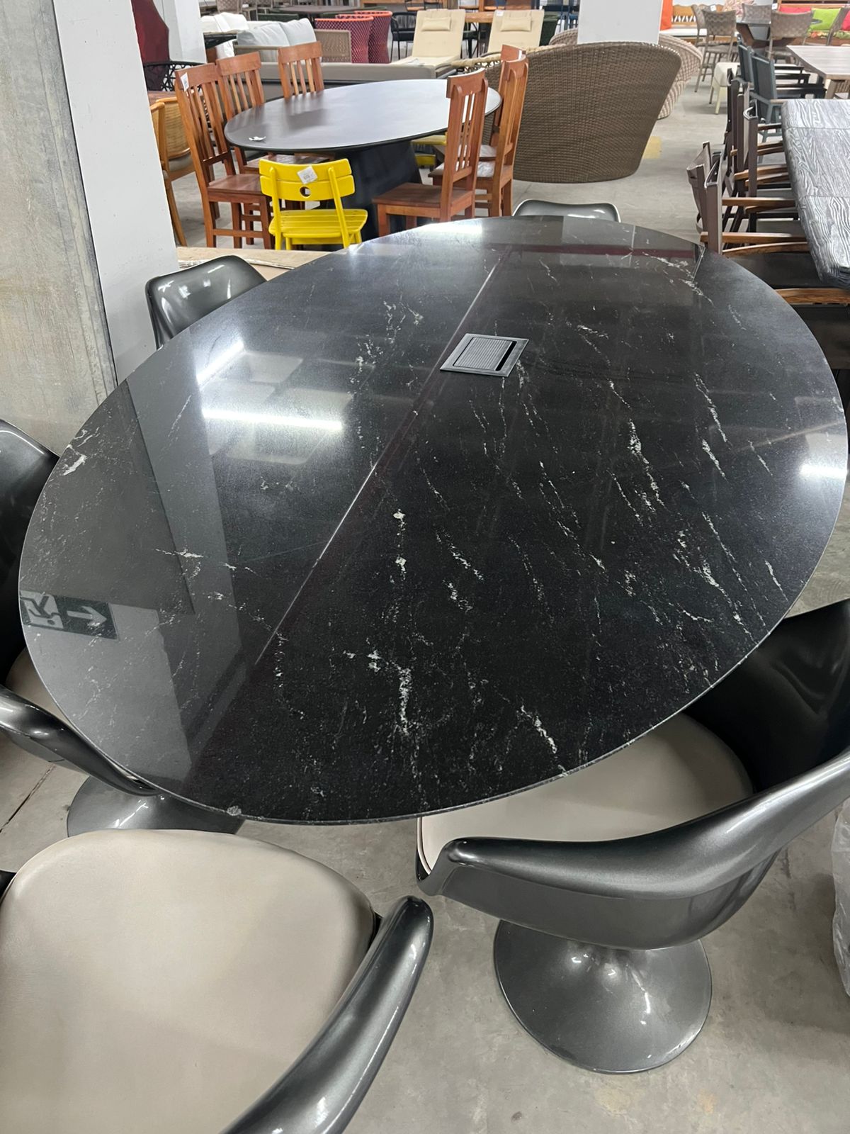 Mesa com tampo de mármore para escritório