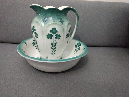 Conjunto de bacia e jarra em porcelana branca, detalhes em verde e alto relevo