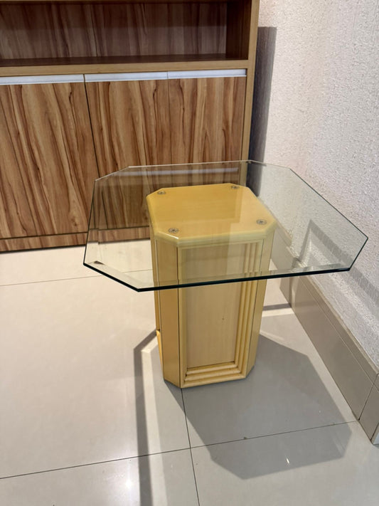 Mesa lateral com pé amarelo e tampo de vidro