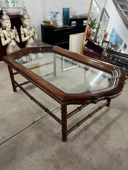 Mesa de centro de madeira com tampo de vidro