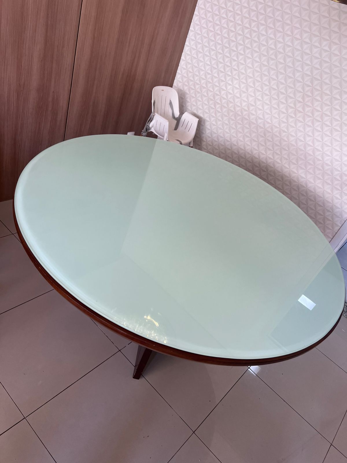 Mesa redonda de madeira com tampo de vidro laqueado