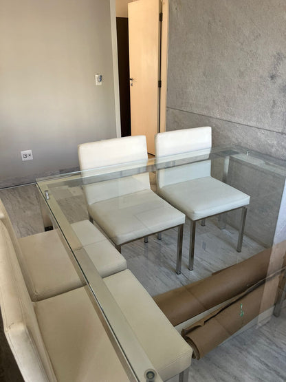 Mesa quadrada com tampo de vidro e pés de inox