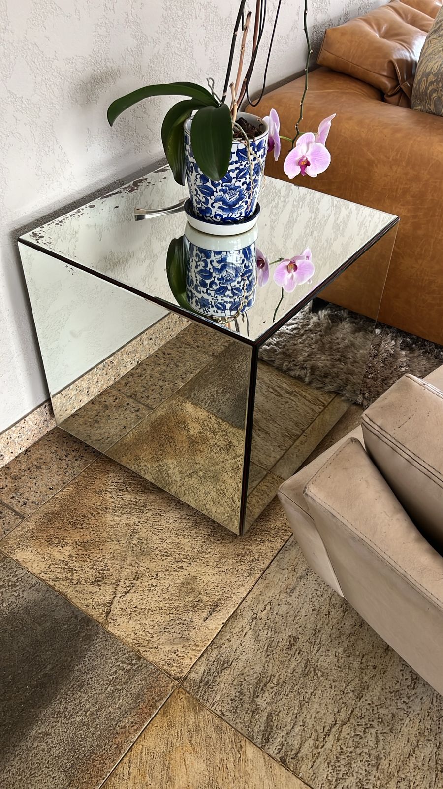 Mesa lateral em forma de cubo espelhada