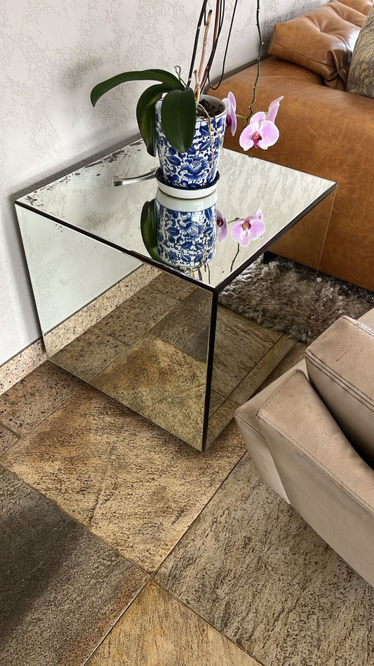 Mesa lateral em forma de cubo espelhada
