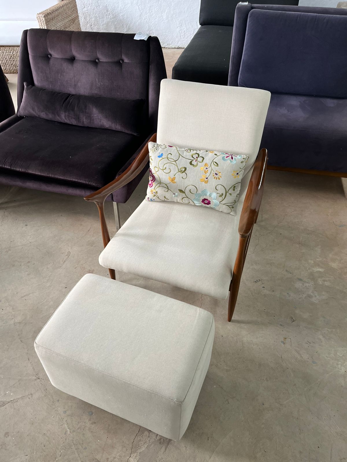 Poltrona jangada e puff estofados em tecido off white Micheliny Martins