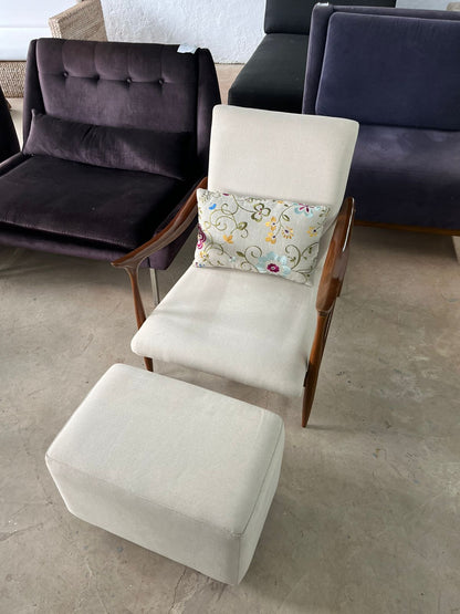 Poltrona jangada e puff estofados em tecido off white Micheliny Martins