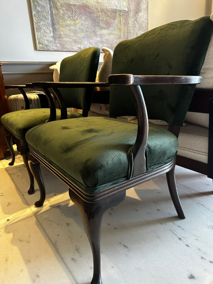 Poltrona de madeira com estofado em veludo verde
