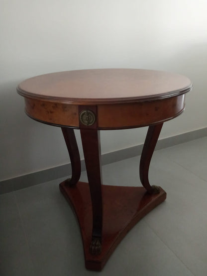 Mesa redonda de madeira estilo antigo