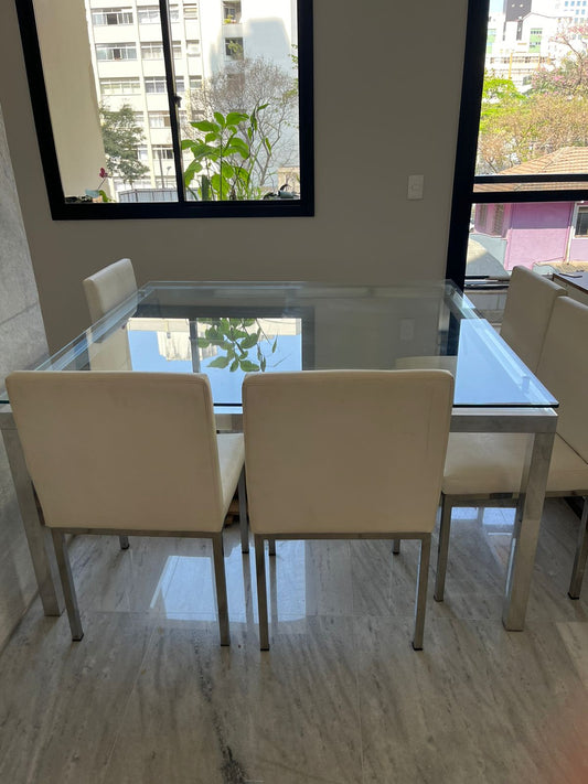 Mesa quadrada com tampo de vidro e pés de inox