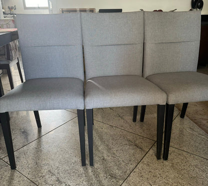 Cadeira com tecido cinza e pés ebanizados
