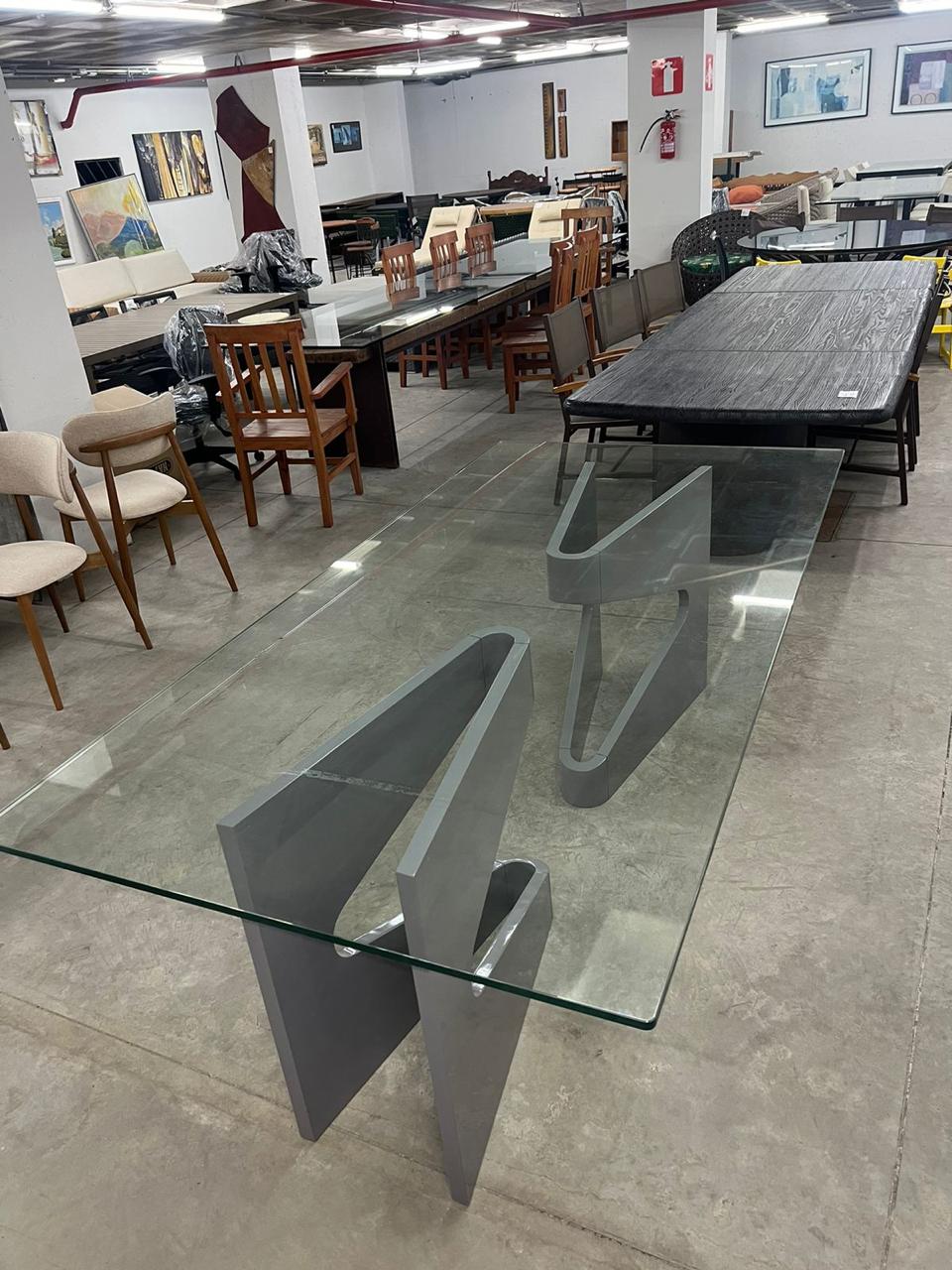 Mesa de jantar com tampo de vidro e pés cinza