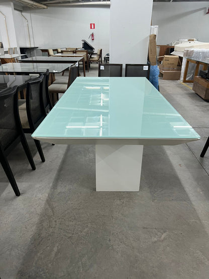 Mesa em laca branca com tampo de vidro