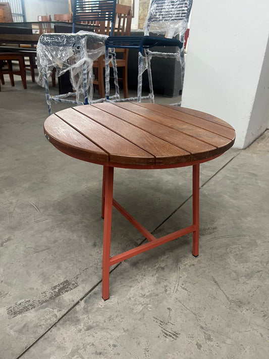 Mesa lateral Air com pés laranja