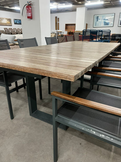 Mesa Farah com tampo de madeira cumaru + 6 cadeiras aquarela do Brasil alumínio e madeira cumaru MAC