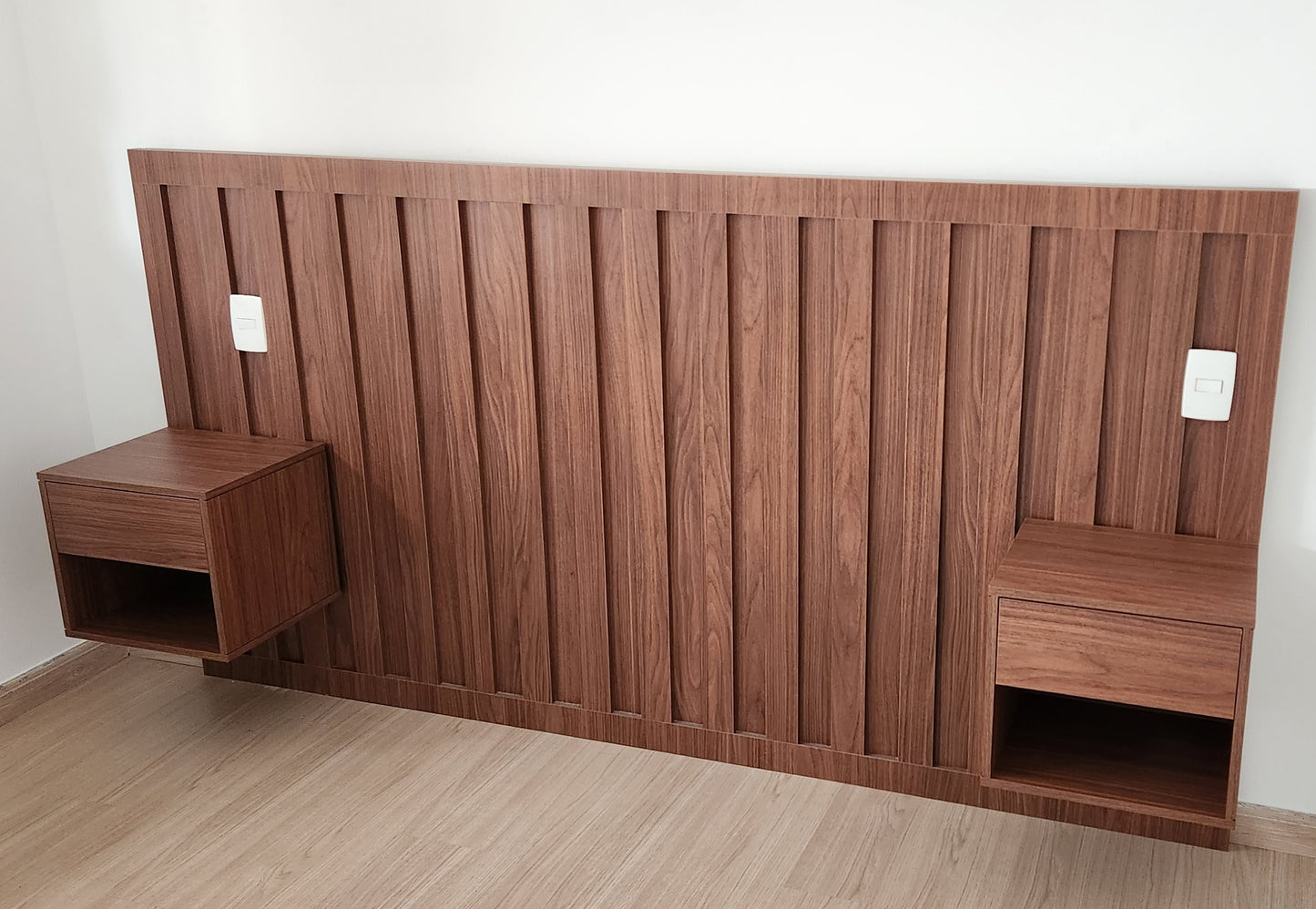 Cabeceira de cama + 2 nichos