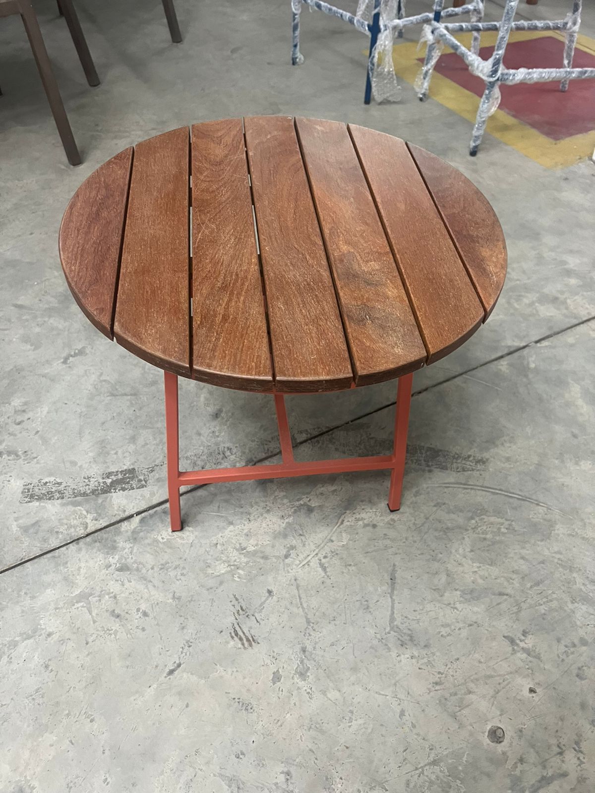 Mesa lateral Air com pés laranja
