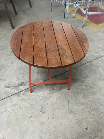 Mesa lateral Air com pés laranja
