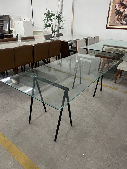 Mesa com tampo de vidro e pés de cavalete (38%)