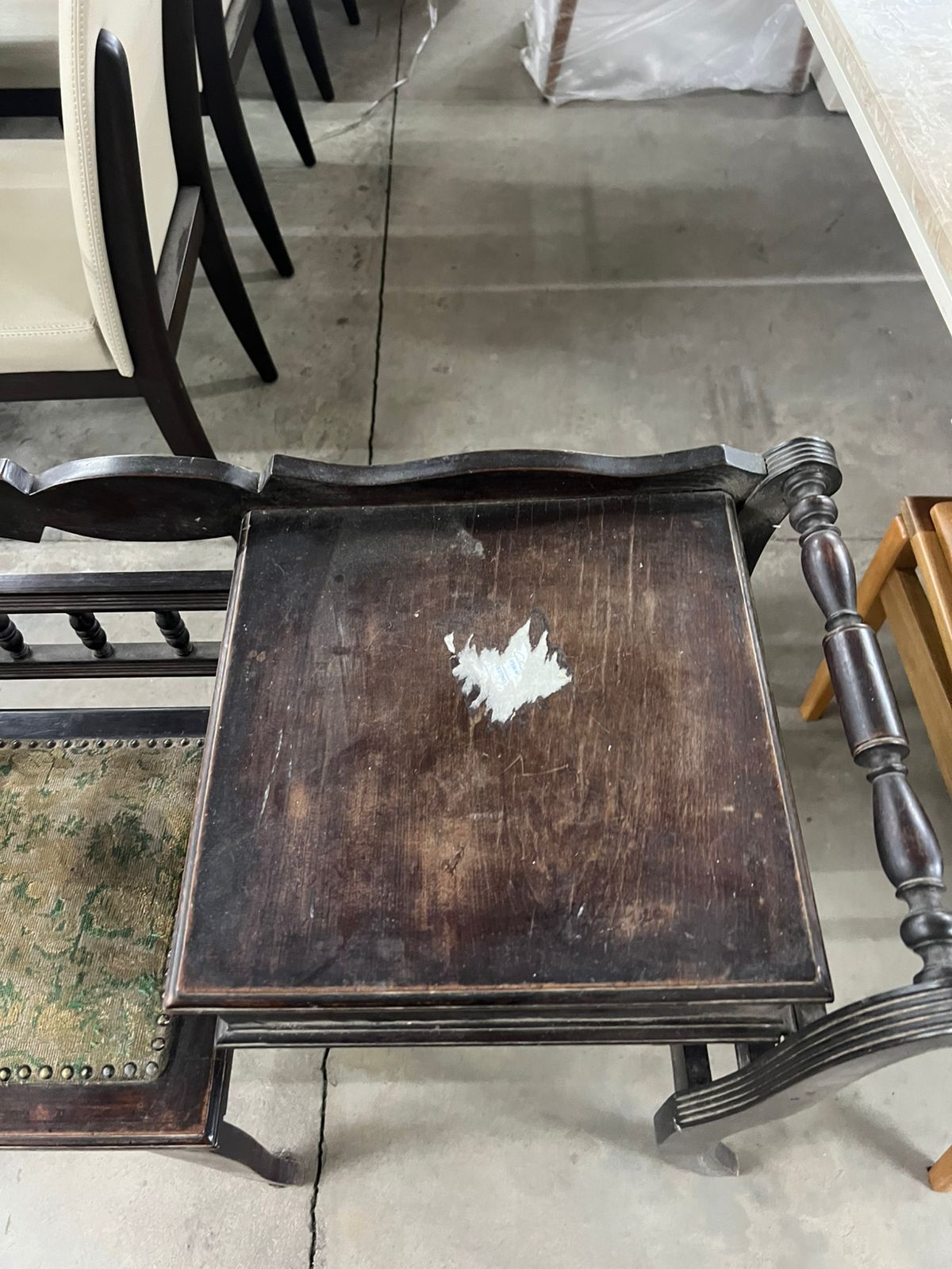 Mesa com cadeira para telefone material em madeira e estofada com pano
