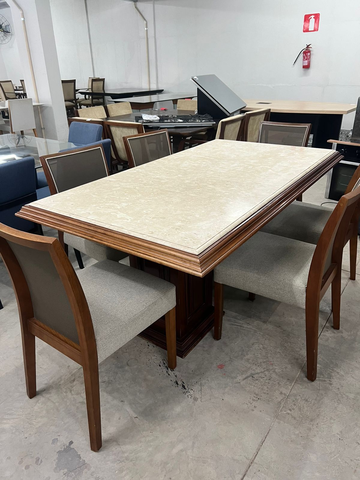 Mesa de madeira com tampo de mármore