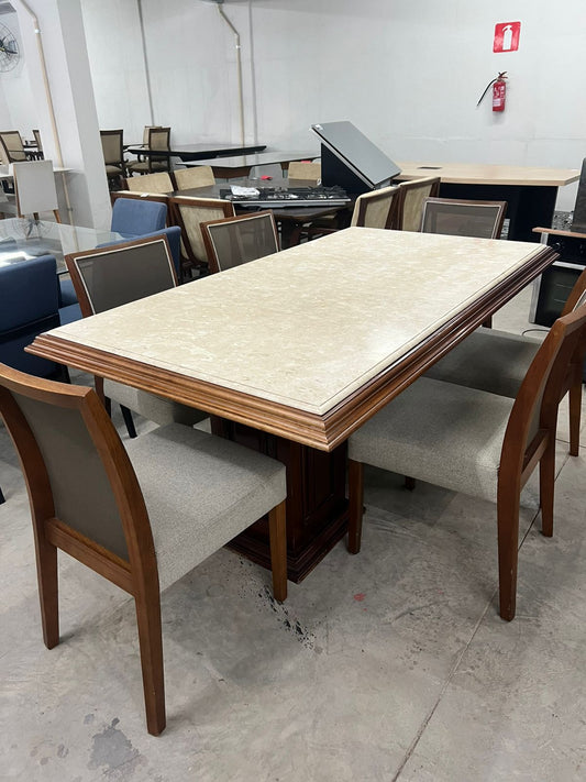 Mesa de madeira com tampo de mármore