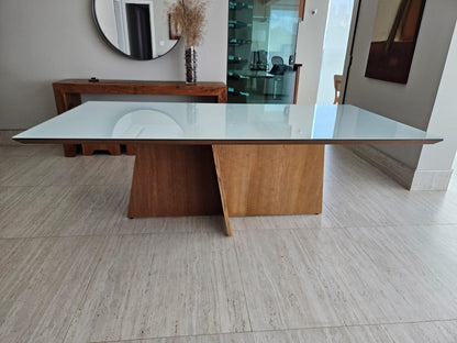 Mesa para oito lugares, base de madeira e tampo revestido com vidro laqueado Snug House