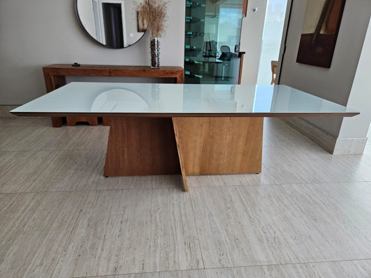 Mesa para oito lugares, base de madeira e tampo revestido com vidro laqueado Snug House