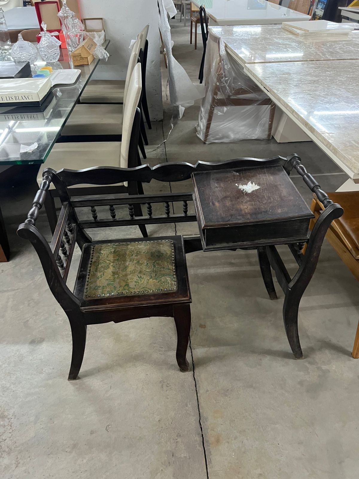 Mesa com cadeira para telefone material em madeira e estofada com pano