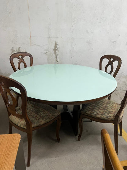 Mesa redonda de madeira com tampo de vidro laqueado
