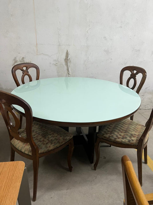 Mesa redonda de madeira com tampo de vidro laqueado