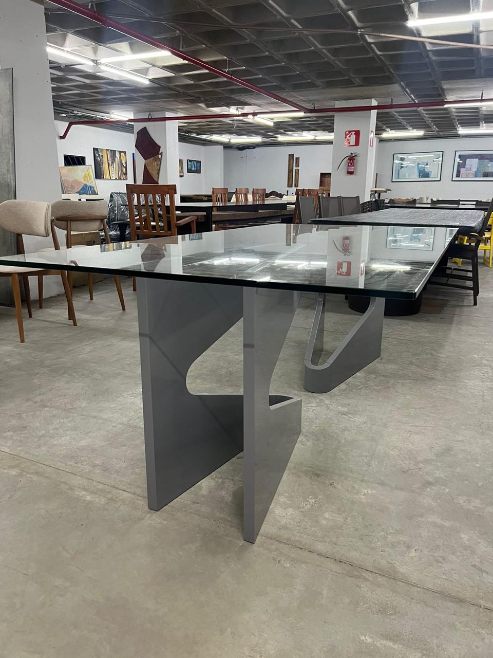Mesa de jantar com tampo de vidro e pés cinza