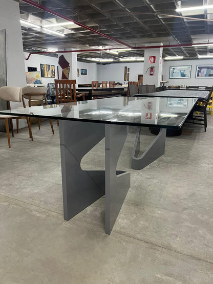 Mesa de jantar com tampo de vidro e pés cinza
