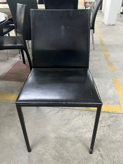Cadeira de couro lonadas pretas ACCERVO DESIGN