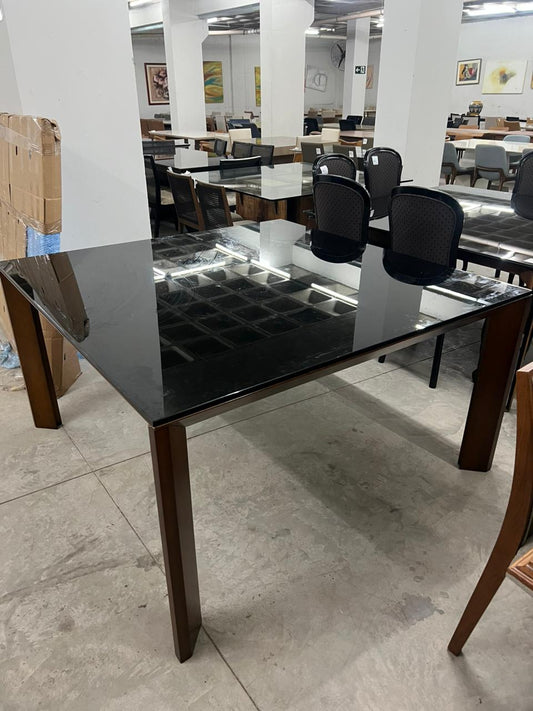 Mesa quadrada com vidro laqueado preto