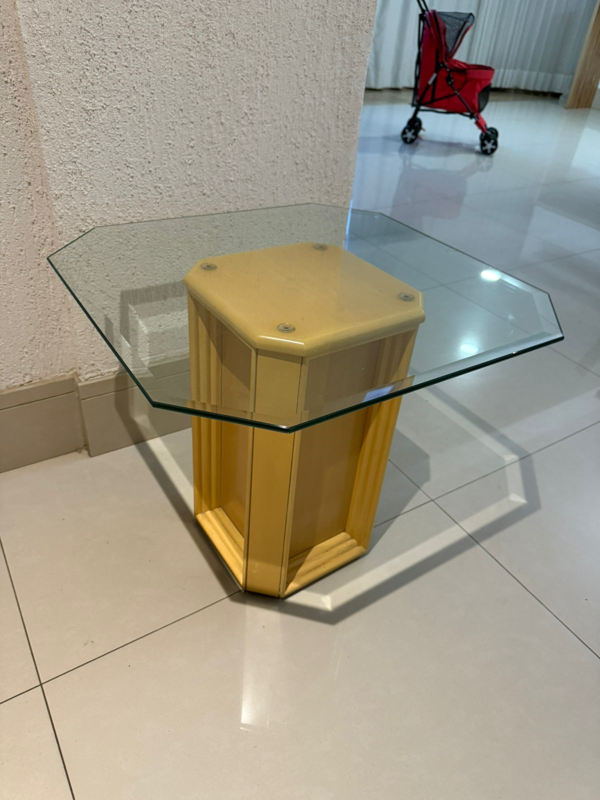 Mesa lateral com pé amarelo e tampo de vidro